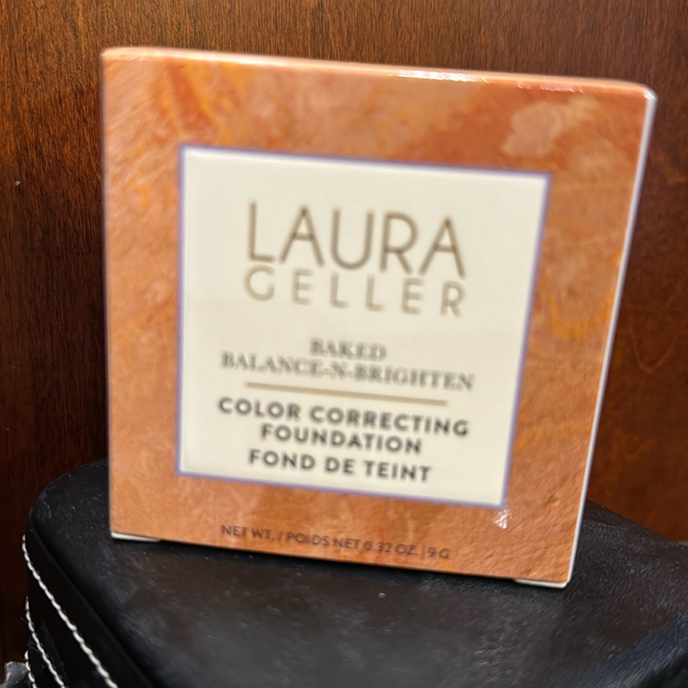 Laura Geller baked balance-n-brighten
New in box